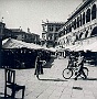 Con la bici in Piazza delle Erbe (Piero Melloni)